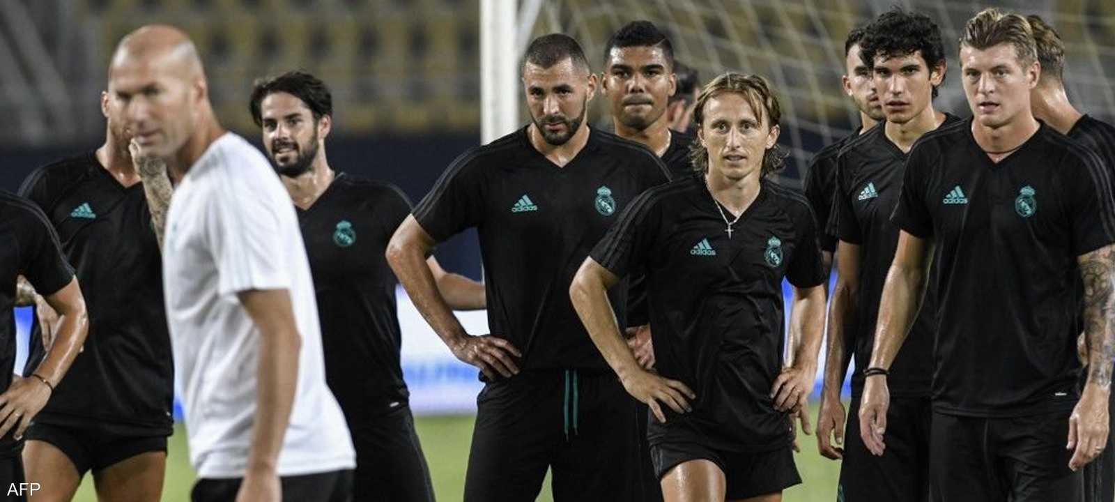 زيدان مع لاعبي ريال مدريد