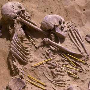 المقبرة تبين أدوات الحرب بين البشر في العالم