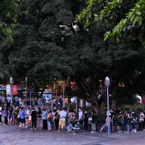 طابور من السكان في قوانغتشو لفحص كورونا