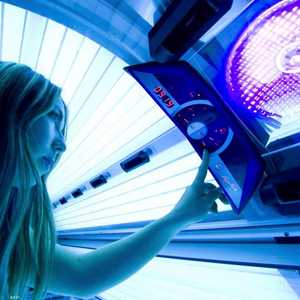 أرشيفية.. فتاة تضبط حرارة جهاز التسمير