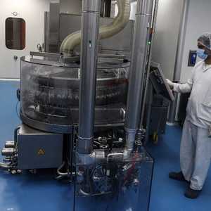 أرشيفية.. مختبر شركة "إيفا فارما" المنتجة لدواء "ريمديسيفير"