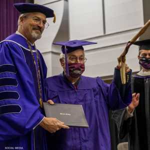 المسن الأميركي بيل غوسيت (وسط) لدى تخريجيه