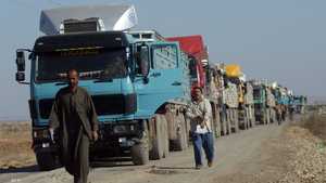 شاحنات تحمل بضائع إيرانية في طريقها إلى العراق- أرشيف