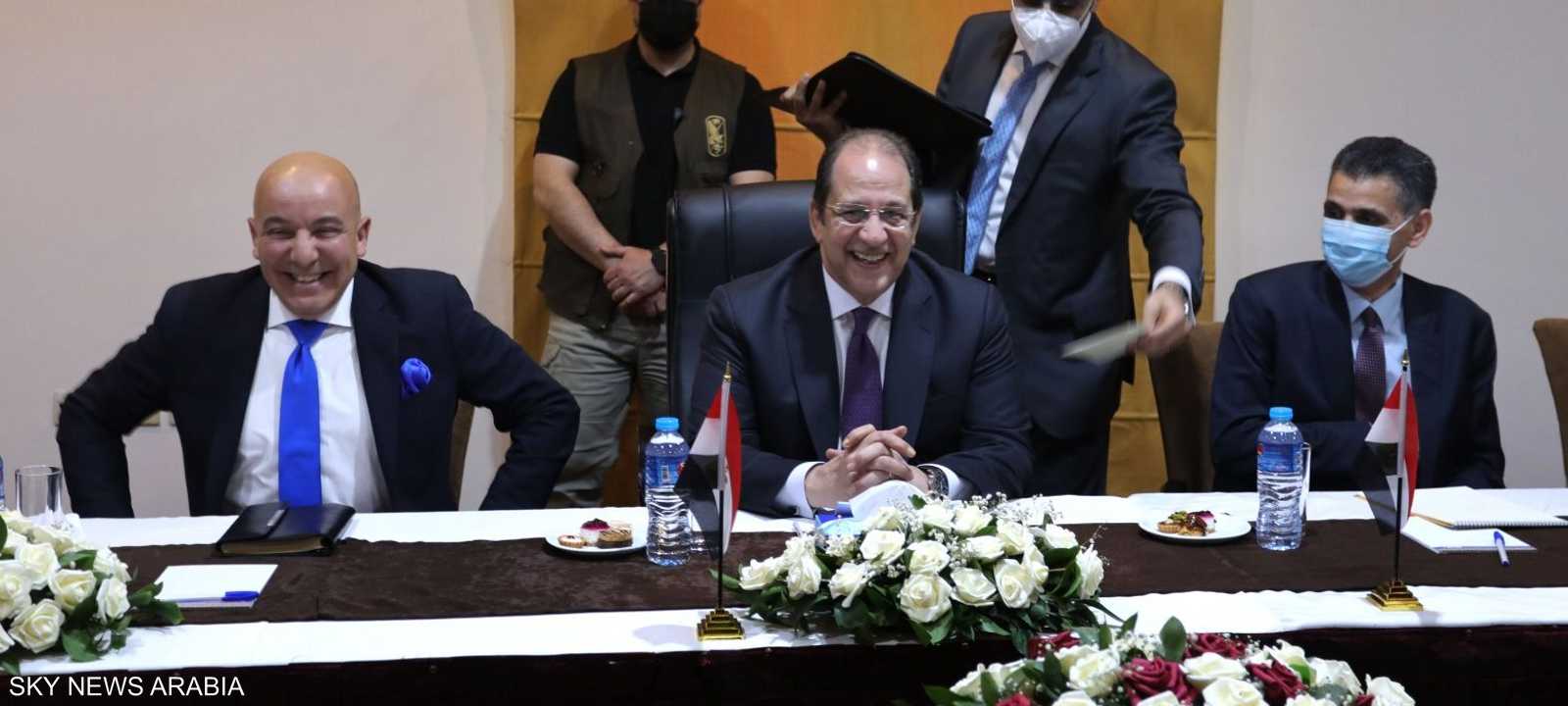 عباس كامل خلال لقائه مع القادة الفلسطينيين في غزة