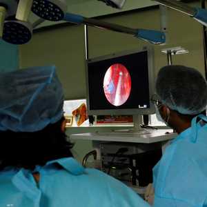 أطباء يقيّمون حالة مريض بالفطر الأسود.. أرشيفية