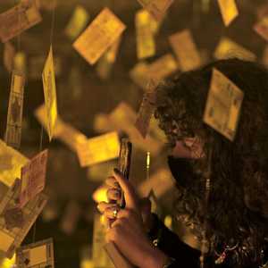 "منهارة".. معرض فني للفنان كارلو كاسبان يعكس انهيار الليرة