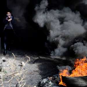 متظاهرون أشعلوا الإطارات احتجاجا على قرار المركزي. أرشيفية