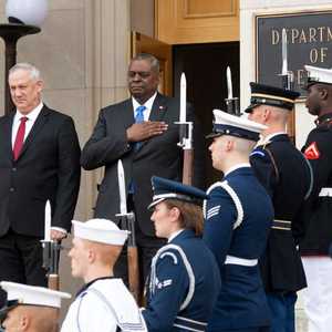 وزير الدفاع الأميركي خلال استقباله غانتس.