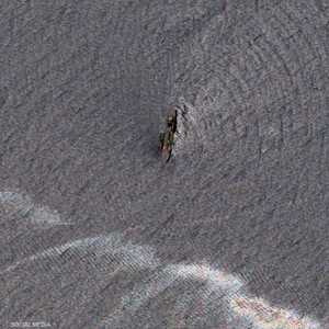 هيكل السفينة الإيرانية المحترقة