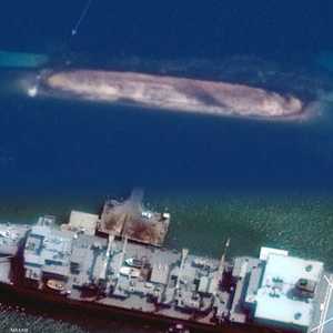 صور توثق غرق السفينة الإيرانية العملاقة