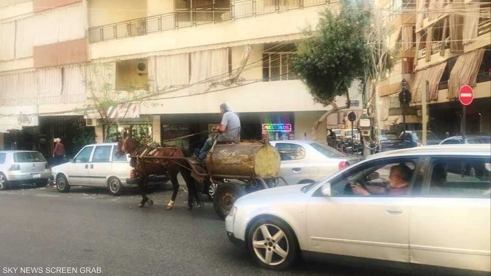 مشهد بائع الكاز على صهريجه الصغير يجره الحصان