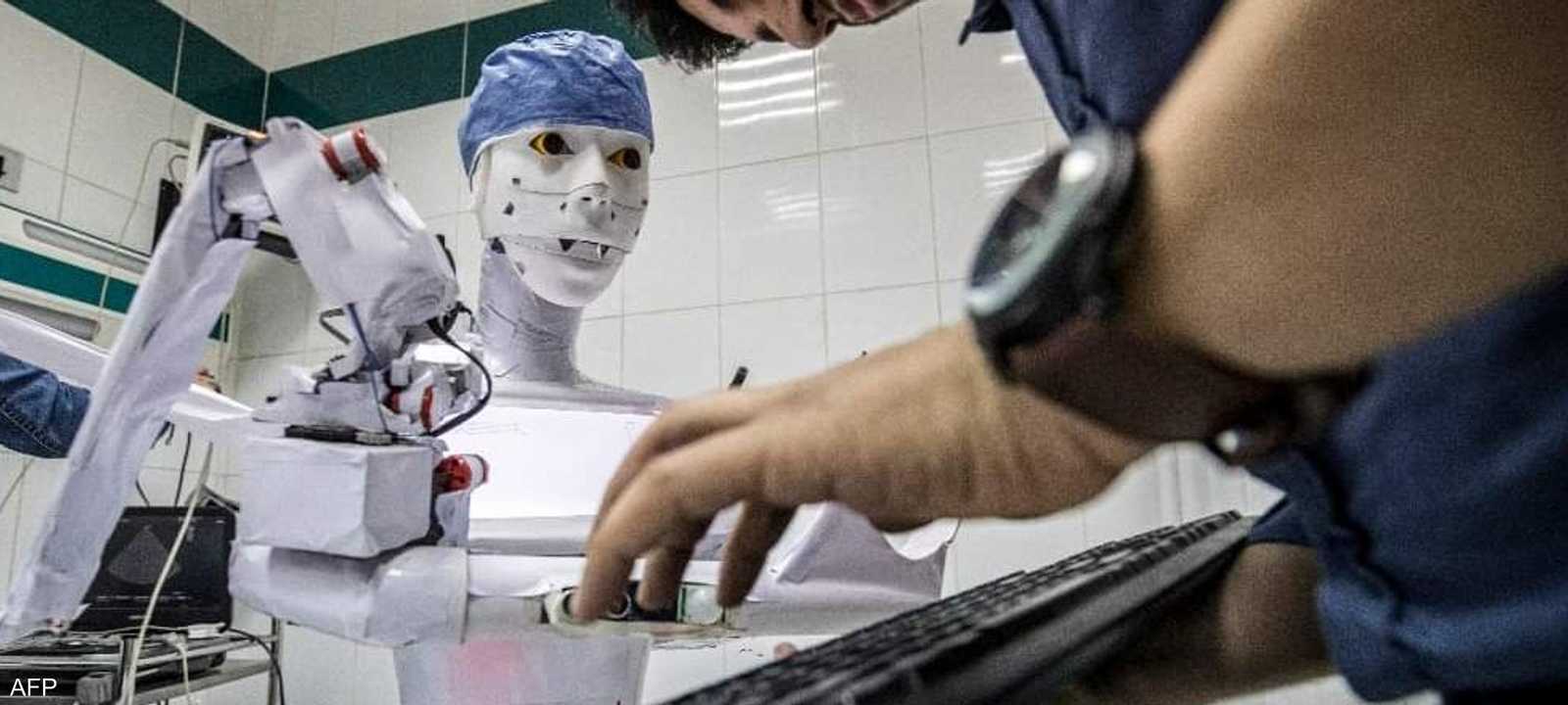 المهندس المصري محمود مع الروبوت كيرا