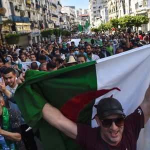 الحراك يخيم على حملة الانتخابات الجزائرية