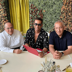 عمرو سعد يتوسط المنتجين كامل أبو علي وصادق الصباح