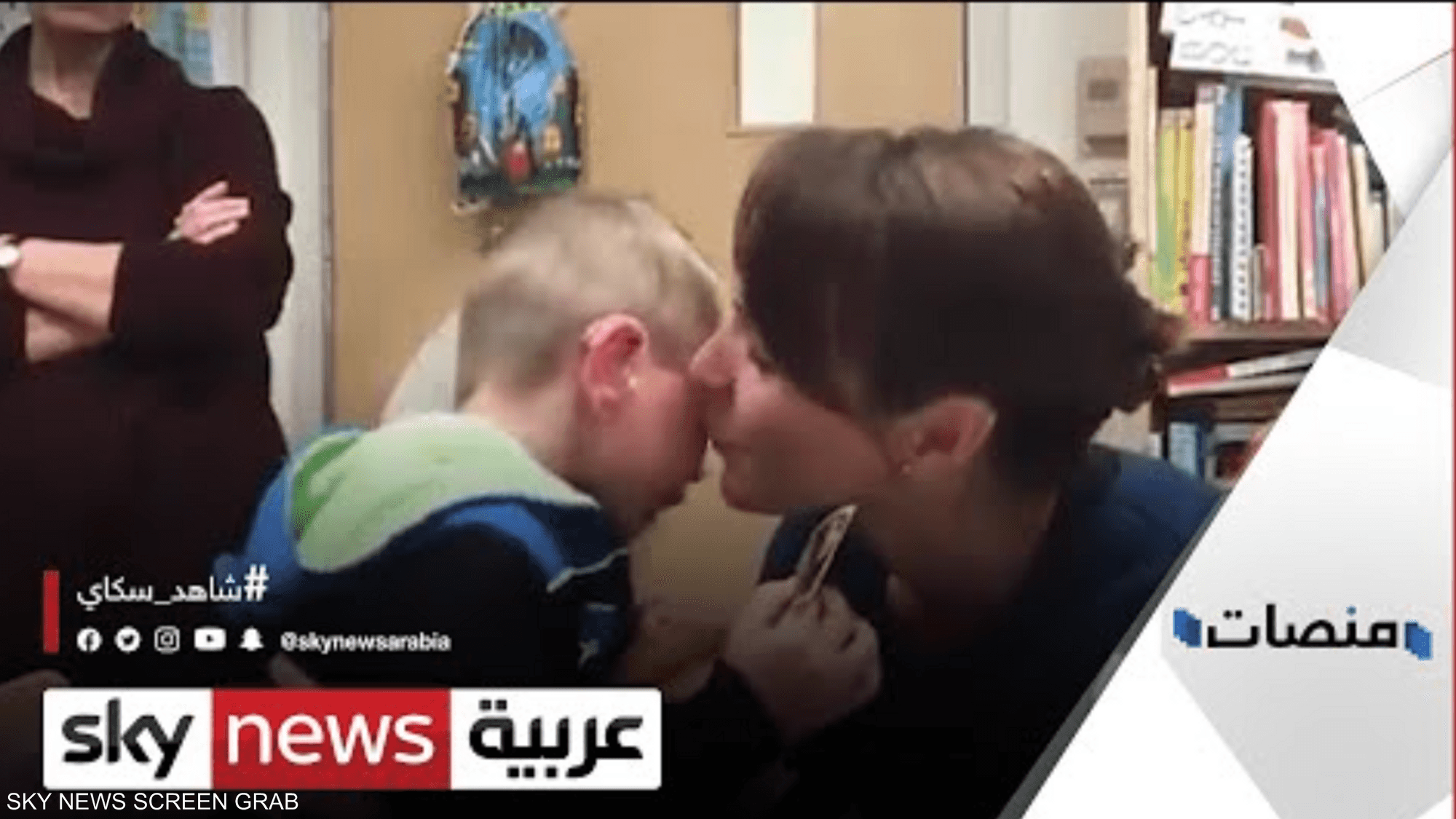 فيديو مؤثر لطفل يسمع صوت أمه لأول مرة