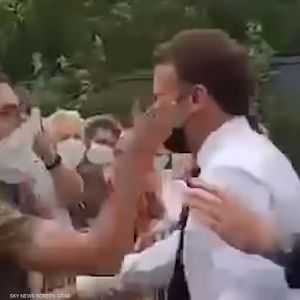 ماكرون تلقى صفعة مفاجأة على وجهه