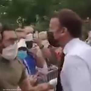 الشاب صرخ "تسقط الماكرونية" قبل أن يصفع الرئيس