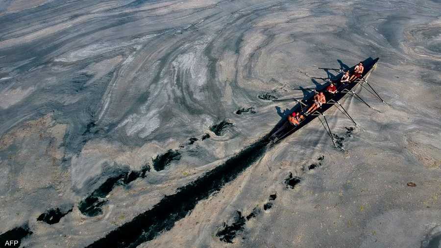 قارب وسط طبقة من المخاط الملوث في بحر مرمرة