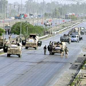 قوات أميركية في الطريق المؤدي إلى مطار بغداد الدولي.