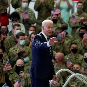 بادين لدى وصوله إلى قاعدة بريطانيا تتمركز فيها قوات أميركية