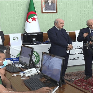 تبون على هامش زيارته لمقر السلطة الوطنية المستقلة للانتخابات