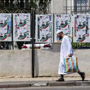 الشارع الجزائري منقسم إزاء المشاركة في الانتخابات