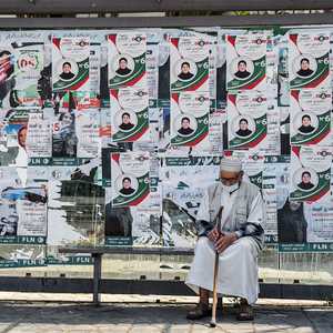 ملصقات انتخابية تغمر أحد مواقف الحافلات