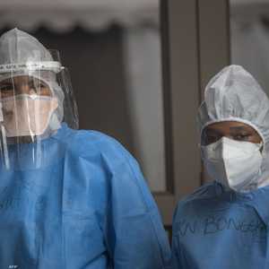 طاقم طبي يتعامل مع مصابي كورونا في جنوب إفريقيا - أرشيفية