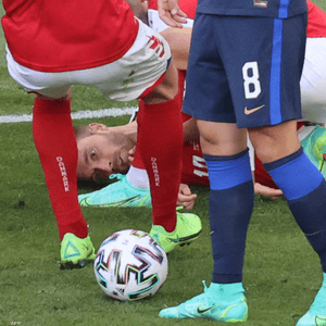 كريستيان إريكسن على أرض الملعب