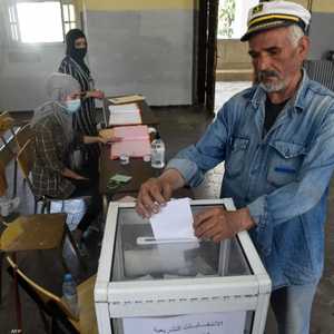 ناخب جزائري يدلي بصوته في الانتخابات