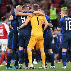 لاعبو منتخب فنلندا يحتفلون بالفوز.