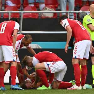 إريكسن لحظة سقوطه على الأرض مغشيا عليه.