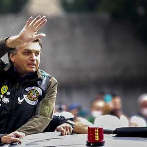 الرئيس البرازيلي خاطب حشدا من دون ارتداء كمامة.