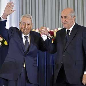 بن صالح (يسار) رفقة الرئيس تبون.