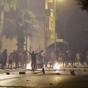 جانب من المواجهات بين الشرطة التونسية والمحتجين.