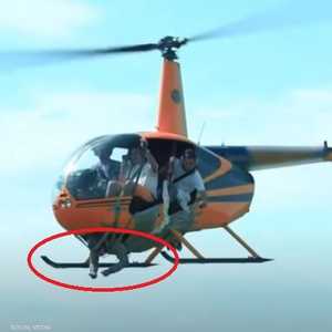 الشخص الملتصق بالمروحية داخل الدائرة الحمراء