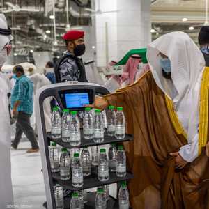 الروبوت الذكي لتوزيع عبوات مياه زمزم دون تلامس