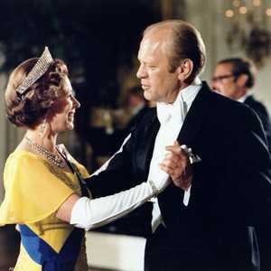 جيرالد فورد ورقصة شهيرة مع الملكة إليزابيث