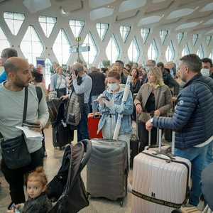 مسافرون في إحدى صالات الانتظار بمطار مدينة مراكش بالمغرب.