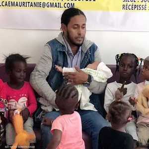 راسي جا محاطا بالأطفال