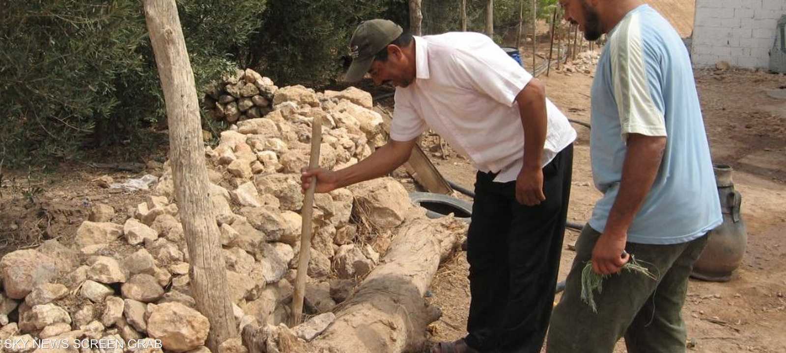 مواطنان بمدينة سطات يشيران إلى مكان اختباء العقارب