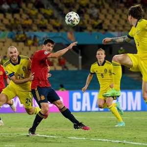 مورينو في صراع كروي مع دانيلسون