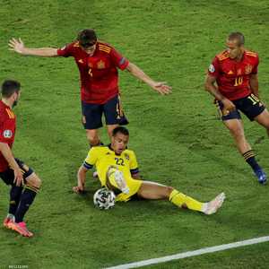 كويسون محاصر بين 3 من لاعبي المنتخب الإسباني