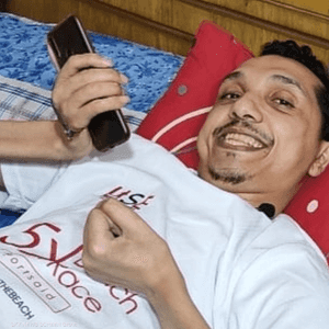 محمد عليوة.. أصيب بالشلل الرباعي فتحول لمقدم محتوى تحفيزي