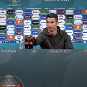 كريستيانو رونالدو وهو يبعد زجاجتي كوكاكولا من أمامه