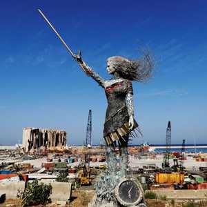 تمثال صنعه فنانون لبنان من ركام انفجار مرفأ بيروت