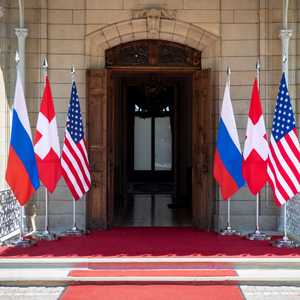 الأعلام الروسية والأميركية ترفرف أمام مقر اجتماع الرئيسين