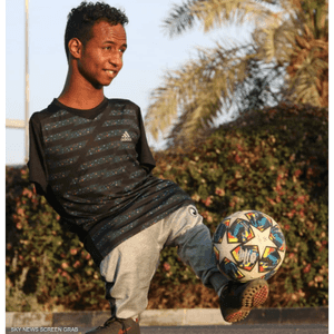 صابر عوض يتحدى الإعاقة بكرة القدم