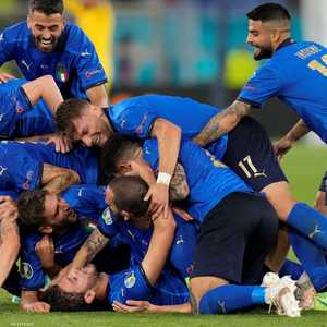 عناق جماعي لمانويل لوكاتيلي بعد تسجيله الهدف الثاني