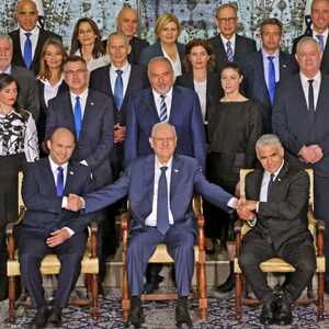 صورة تذكارية لحكومة بينيت مع الرئيس الإسرائيلي